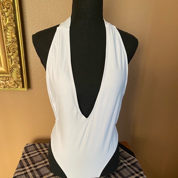 3/12 🏖️ sale Alunalevi White Swimsuit plunging Neckline. One piece. Size M NWT - Picture 4 of 10